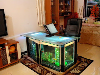 gambar Meja Kantor dengan akuarium