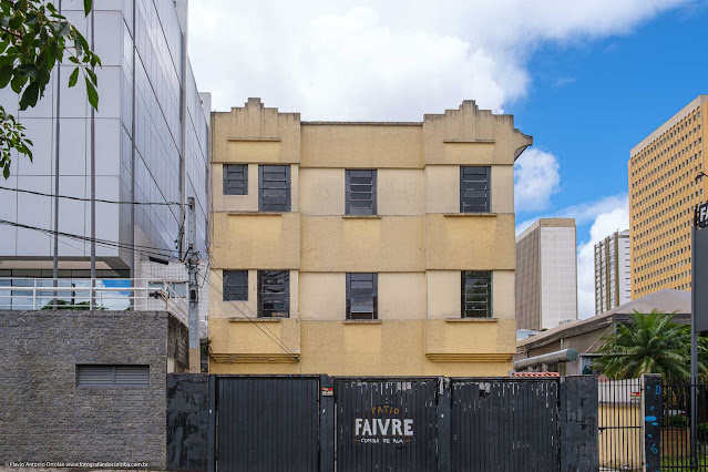 Pequeno edifício na Rua Doutro Faivre