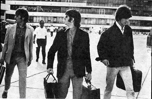 The Beatles camino al avión en en aeropuerto de Manila