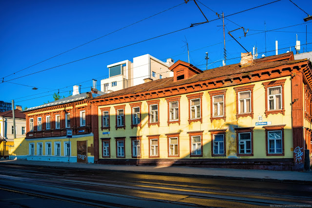 Старое длинное деревянное здание