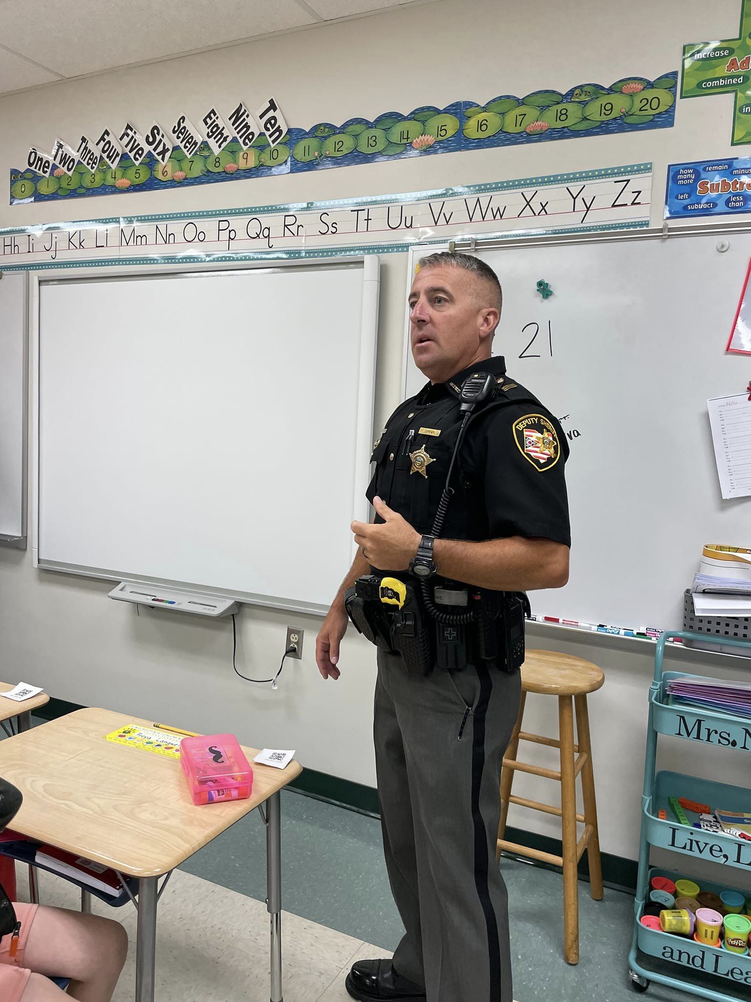 Sheriff speaking to kids