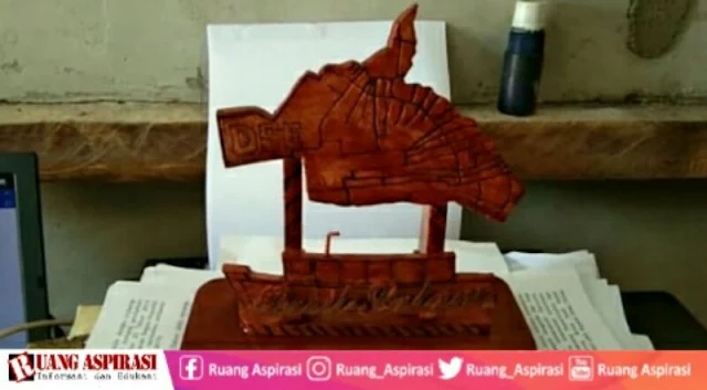 Kreatif, Pemuda dan Masyarakat DSE Sulap Kayu Bekas Menjadi Nilai Seni. Ini Kata Kades! 