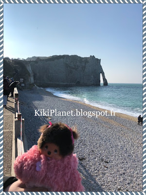 monchhichi, kiki, kiki le vrai, falaise d'etretat, normandie, éboulement seine maritime