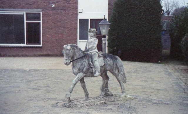 Beeld van ruiter en paard, Zevenaar. Kodacolor VR 400 Plus, exp. 01-2009. Foto: Robert van der Kroft