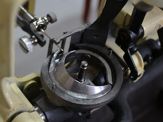 Качающийся челнок швейной машинки