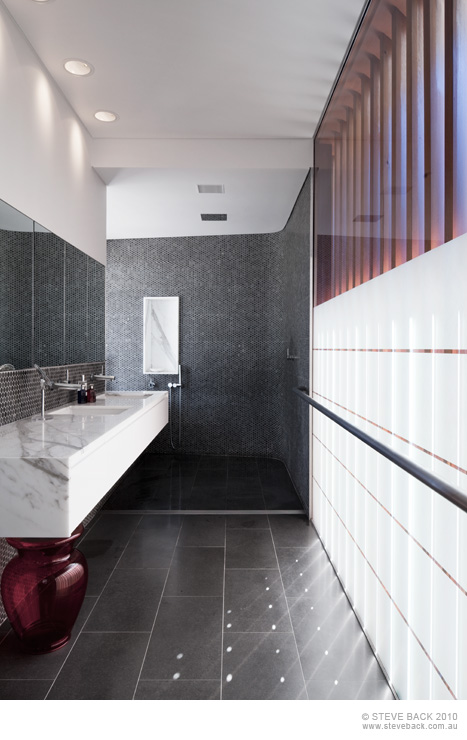 Modern bathroom in the River House by MCK Architects