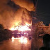  Vídeos: incêndio de grandes proporções atinge casas de madeira no São Jorge