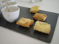 Zamburiñas con mahonesa de soja / Pastelitos de queso de cabra con miel