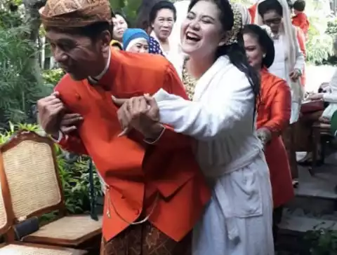 Jokowi Tak Kuat Gendong Kahiyang Usai Siraman, Ekspresi Tawa Bahagia Tampak ''Pecah''