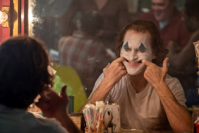 Recensione e analisi del film "Joker" di Todd Phillips con un Joaquin Phoenix da Oscar.