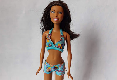Boneca Nikki, amiga da Barbie,  Afro descendente, California de  shortinho e top  azul estampado R$ 32,00
