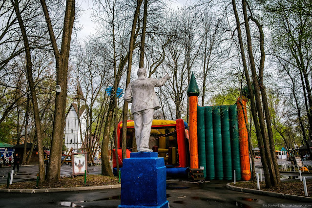 Памятник Ленину на синем постаменте упирается в батут