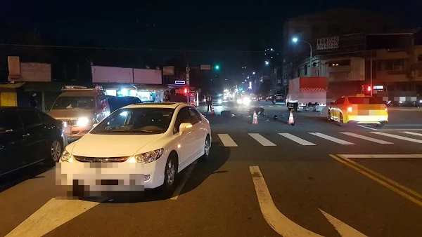 ▲台中少年機車騎士昨晚行經北屯區東光路、天祥街口時，攔腰撞上疑似違規搶快的左轉轎車，造成機車騎士當場無生命跡象。（記者林明佑翻攝）