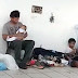 (Video) 'Allahuakbar, tak kuat tengok video ni' - Bapa terpaksa bawa 4 anaknya menjahit kasut di jalanan untuk sara hidup