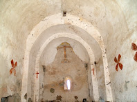 Interior de l'església de Sant Jaume d'Olzinelles on s'aprecia la degradació de la nau amb l'absis