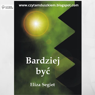 Okładka książki Elizy Segiet "Bardziej być" z Wydawnictwa Psychoskok. Żółte słońce na tle zielonkawym tle. Tło z prawej strony wycięte w trójkątne zęby. Obok logo "Czytam duszkiem"