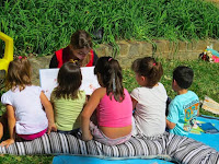 crianças participando das Manhãs de Histórias no Parque Ecológico