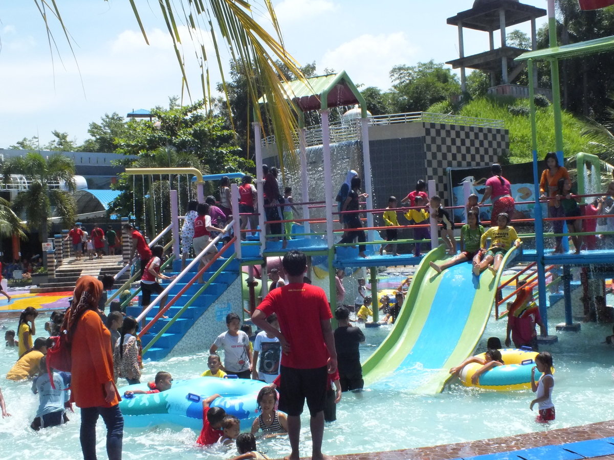 kolam renang hairos medan