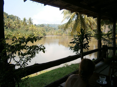 Dad together with junior await on every bit mum contemplates jump into refreshingly cool puddle at Klong Yai K bestthailandbeaches: Ko Kood (Kud, Kut) updated