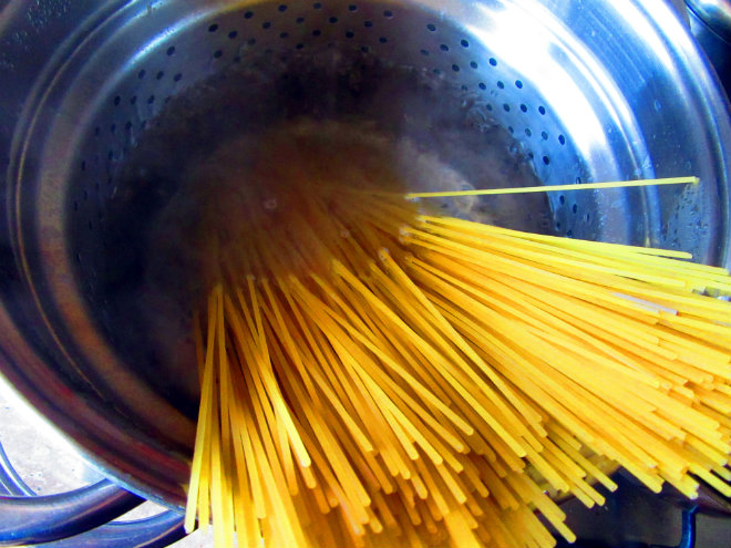 Spaghetti with calamari fra Diavolo by Laka kuharica: cook spaghetti in lots of boiling water.
