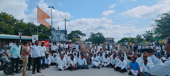 उजनीतून भीमा नदी व दोन्ही डाव्या, उजव्या फाट्यास पाणी सोडण्याकरिता उपरी येथे शेतकऱ्यांचा रस्ता रोको आंदोलन