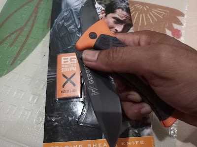 Tampilan Pin Permudah Jempol Kanan Membuka Pisau Gerber Survival Bear Grylls