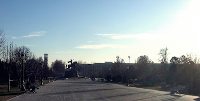 Ташкент сквер вечер памятник Амир Тимур Tashkent square evening monument to Amir Timur