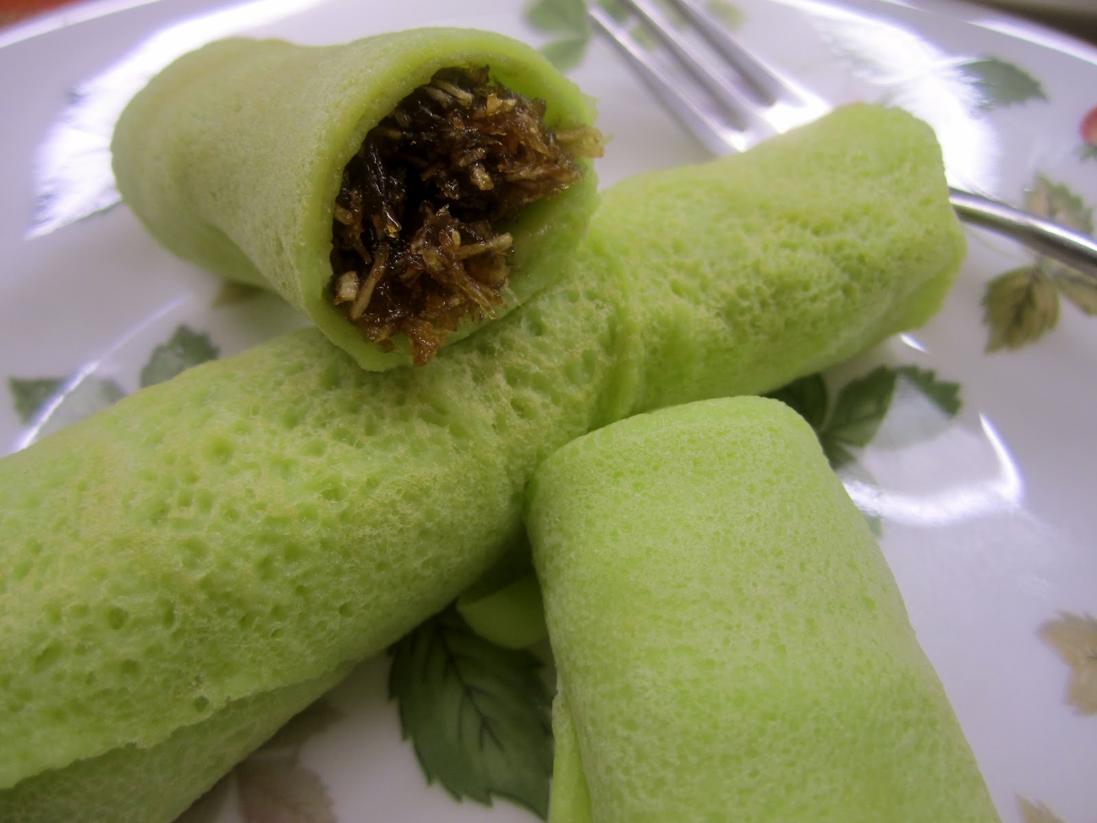 Spices of Life: Kuih Dadar/Gulung (Pandan Pancakes with 