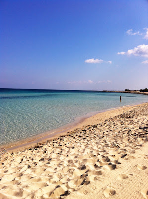 Lång vit sandstrand i San Vito Lo Capo, Sicilien