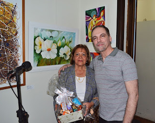 Edith di Sidi, pres. da Soarte, e Ricardo Guarilha, funcionário da Secretaria de Cultura, em momento de homenagem à artista plástica pelo trabalho à frente da entidade