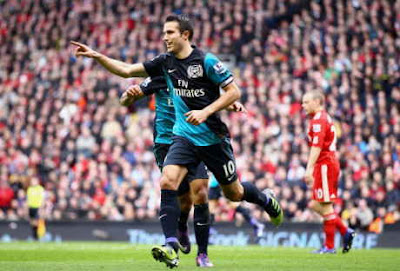 Van Persie Dua Gol, Arsenal Kalahkan Liverpool 2-1