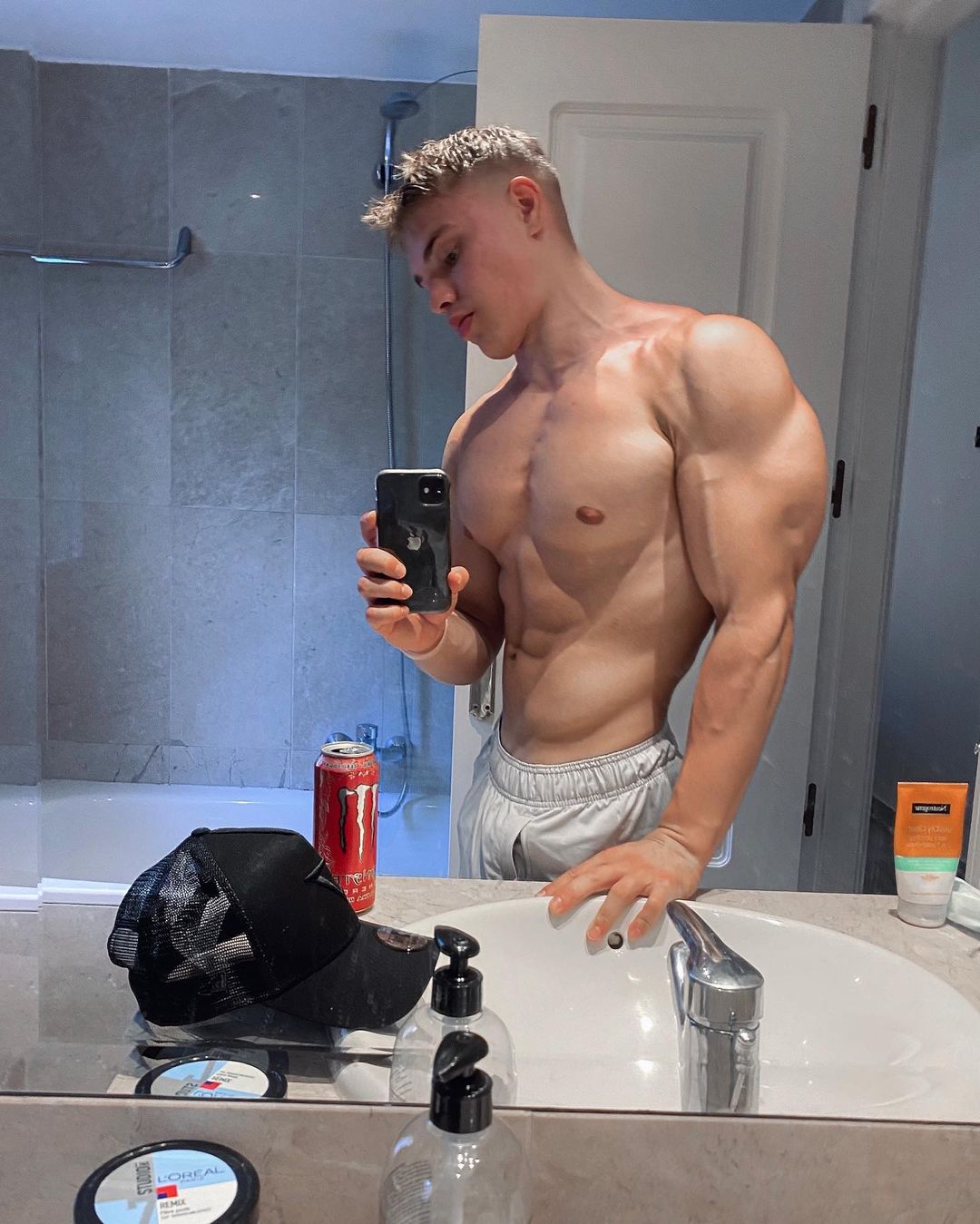 sexy-shirtless-muscle-guy-oliver-forslin-huge-strong-arms-selfie