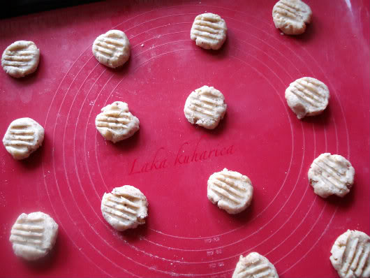 Honey cookies by Laka kuharica: Press floured fork across top of the each ball.