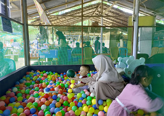 Mainan anak anak di Pantai Pasir Panjang Foto