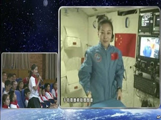 Astronot China jadi Guru diluar Angkasa