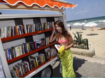 Salah Satu Pembaca Perpustakaan Pantai di Tela Aviv
