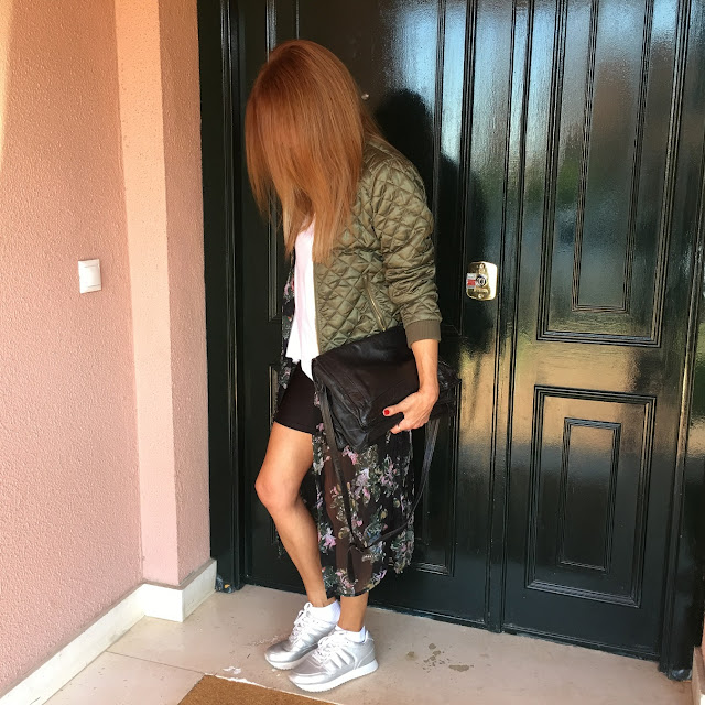 Street Style, Carmen Hummer, tshirt, sunglasses, MrBoho, sneakers, bomber, bag, vintage, outfittheday, looktheday, fashion style