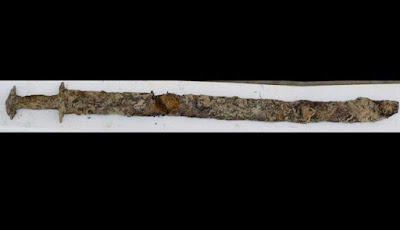 Gadis 8 Tahun Temukan Pedang Kuno Era Pra-Viking Di Danau