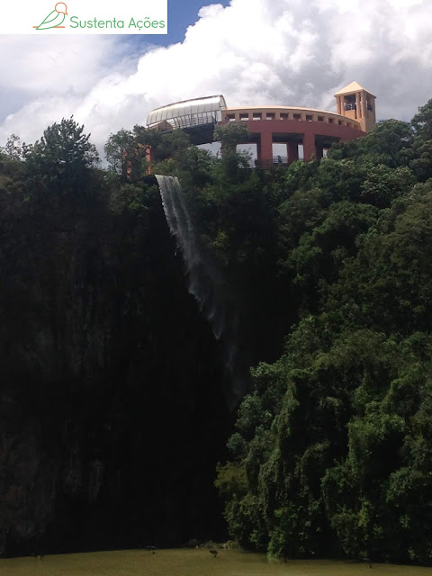 Terraço no topo do paredão de pedra com cascata