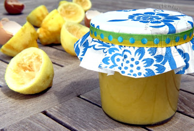 Lemon Curd im Glas mit Zitronen