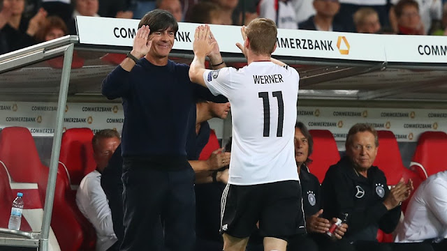 Timo Werner festeja uno de sus goles con Joachim Löw