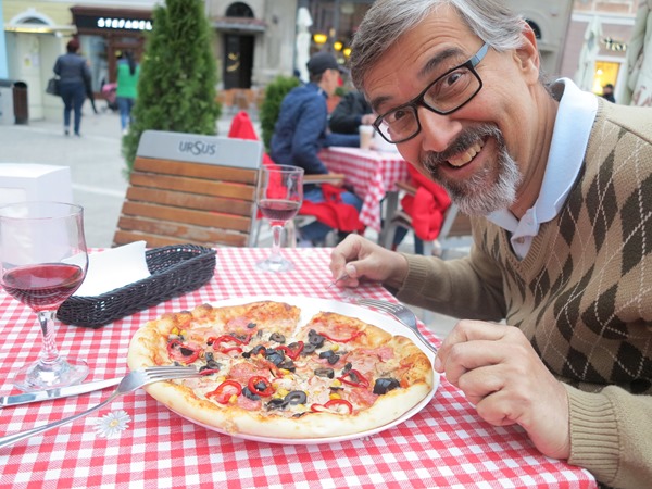 Pizza em Brasöv, Romênia