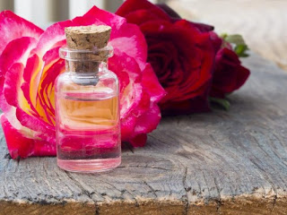 Benefits-of-Rose-Water-in-Hindi