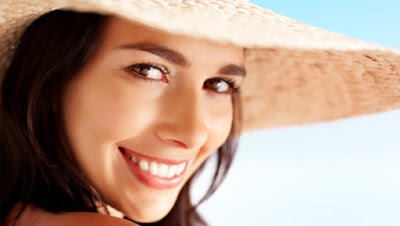 woman wear hat summer-skin-care-hacks-every-woman-should-know ي  طرق وحيل للعناية بالبشرة فى فصل الصيف امرأة تلبس قبعة