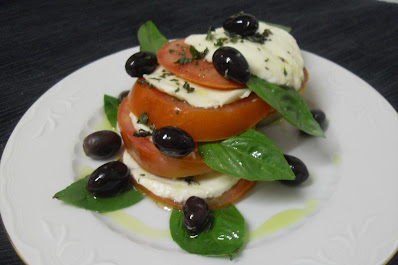 Timbal de ensalada caprese.