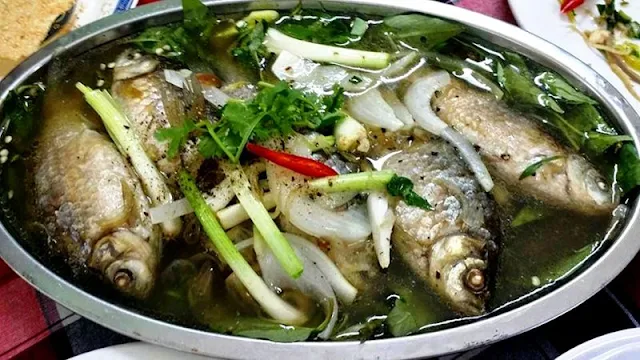 Nấu món canh cá diếc với rau răm bổ đủ thứ