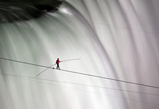 Pria Ini Nekad Menyebrangi Niagara Dengan Seutas Tali