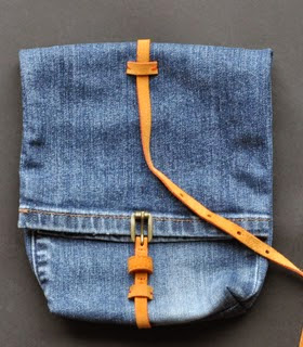 http://www.muyingenioso.com/ingenioso-bolso-reciclando-un-pantalon-vaquero/