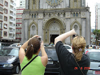 Turistas tiram fotos da igreja do Embaré