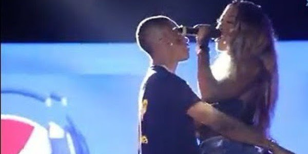 Wizkid kisses Tiwa Savage on stage [VIDEO]